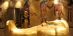 В Египте открывается копия гробницы Тутанхамона.